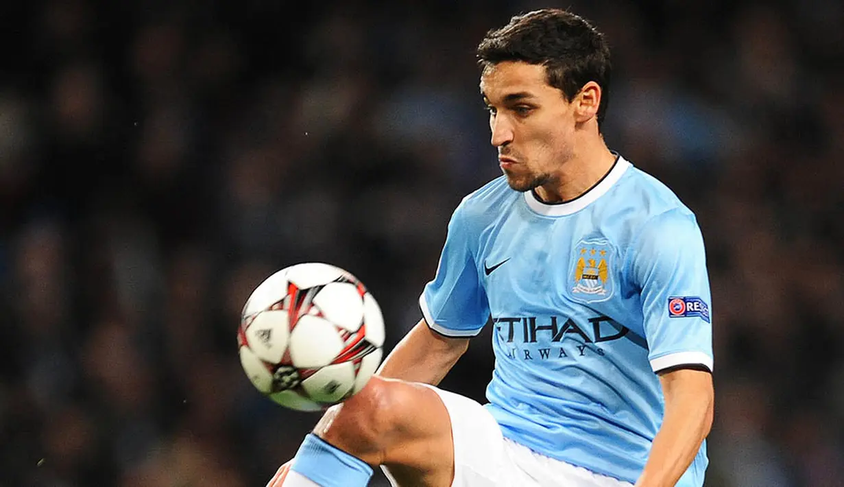 1. Jesus Navas (Manchester City), gelandang sayap kanan asal Spanyol ini memiliki kecepatan lari 18 dari nilai maksimal 20 dan akselerasi 19. (EPA/Peter Powell) 