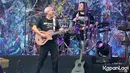 Konser perayaan ulang tahun Iwan Fals ke-61 itu dibuka dengan lagu bertajuk '15 Juli 1996'. Dalam konsernya tersebut, pemilik nama Virgiawan Liestanto itu membawa serta band pengiringnya yang disebut Iwan Fals dan Band. Menariknya, putra bungsunya yakni Raya Rambu Rabbani turut dipercaya sebagai drummer. (KapanLagi.com/Budy Santoso)