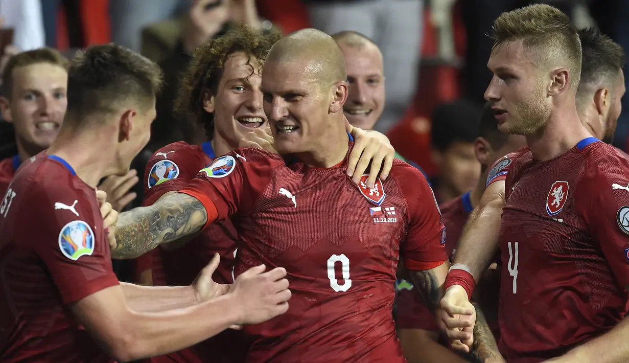 Striker Ceko, Zdenek Ondrasek, merayakan gol yang dicetaknya ke gawang Inggris pada laga Kualifikasi Piala Eropa 2020 di Stadion Sinobo Arena, Prague, Sabtu (11/10). Ceko menang 2-1 atas Inggris. (AFP/Michal Cizek)