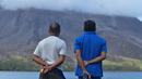 Letusan itu juga dibarengi dengan awan panas yang meluncur sejauh 1,7 kilometer ke arah pantai Pulau Ruang. (Ronny Adolof BUOL / AFP)
