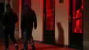Orang-orang berjalan melewati rumah bordil di Red Light District Amsterdam, Belanda, Rabu (3/4). Pemerintah Amsterdam melarang tur prostitusi di kawasan tersebut karena banyak keluhan dari pekerja seks komersial (PSK). (REUTERS/Yves Herman)