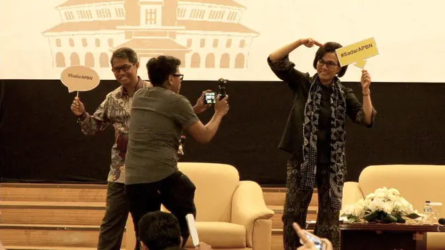 Usai memberikan kuliah umum di Universitas Padjajaran (Unpad). Menkeu Sri Mulyani ditemani Rektor Unpad Tri Hanggono Achmad ikut tantangan mannequin challenge bersama lebih dari seratus mahasiswa yang hadir.