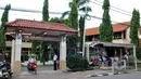 Beberapa pelajar saat menunggu di halte depan SMK Kemala Bhayangkari 1, Jakarta Timur, Cipinang, Senin (30/3/2015). SMK Kemala Bhayangkari 1 Jakarta Timur merupakan tempat Olga Syahputra pernah menimba ilmu. (Liputan6.com/Panji Diksana)