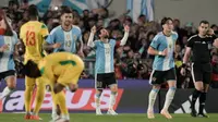 Lionel Messi dari Argentina (tengah) merayakan usai mencetak gol ketiganya melalui titik penalti dalam pertandingan terakhirnya bersama tim nasional—sebuah laga persahabatan melawan Benin—di Buenos Aires, Argentina, Selasa, 6 Oktober 2026. (Foto AP/Natacha Pisarenko)