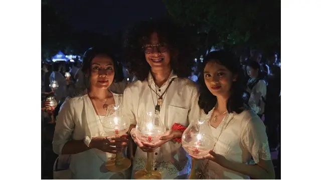 6 Potret Dee Lestari Rayakan Waisak di Borobudur, Ikut Terbangkan Lampion