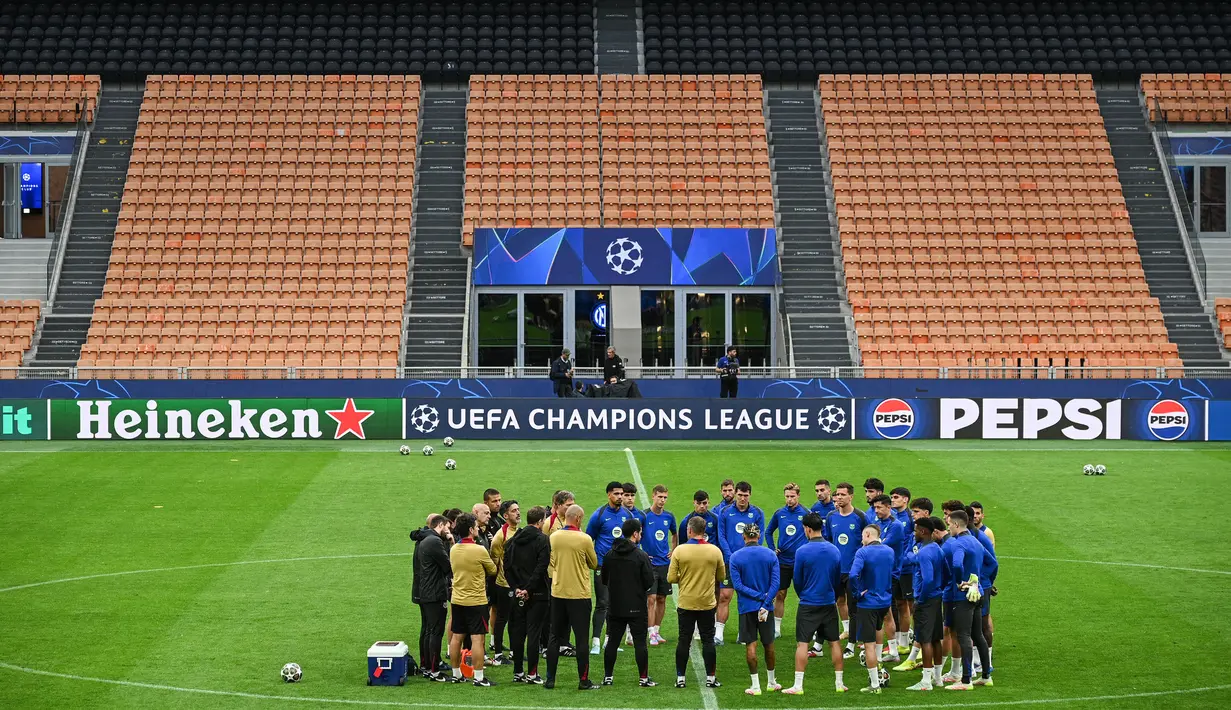 Latihan para pemain Barcelona menjelang laga leg 2 semifinal Liga Champions 2024/2025 melawan Inter Milan di Giuseppe Meazza, Milan, Italia. (AFP/Piero Cruciatti)