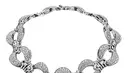 Kalung High Jewelry Parentesi dari emas putih dengan berlian pavé. [BVLGARI]