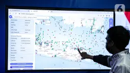 Petugas memperhatikan cctv jalur mudik melalui layar command centre sebagai pusat informasi mudik 2022 di Gedung Kemenhub, Jakarta, Senin (25/5/2022). Command centre ini bisa berkoordinasi dengan cepat tanggap terkait dengan situasi yang ada dan masyarakat nantinya akan mendapatkan kemudahan dalam mengakses informasi. (Liputan6.com/Faizal Fanani)