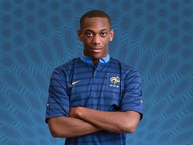 Bintang muda Manchester United, Anthony Martial mengikuti sesi foto untuk timnas Prancis U-21 di Clairefontaine-en-Yvelines, Prancis, Selasa (8/10/2013). Martial merupakan pemain termahal yang dibeli MU pada musim ini. (AFP Photo/Eric Feferberg)