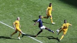 Gelandang Prancis, Paul Pogba, berusaha melewati pemain Australia pada laga Piala Dunia di Kazan Arena, Sabtu (16/6/2018). Prancis menang 2-1 atas Australia. (AP/Hassan Ammar)