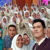 Sejak menjadi pemandu acara kesehatan, Ryan Thamrin memiliki banyak penggemar yang rata-rata adalah perempuan. Saat praktik di klinik umum, kerap kali  pria kelahiran 27 Mei itu digoda pasien wanitanya hingga dibawakan makanan. (Twitter.com/ryanthamrin)