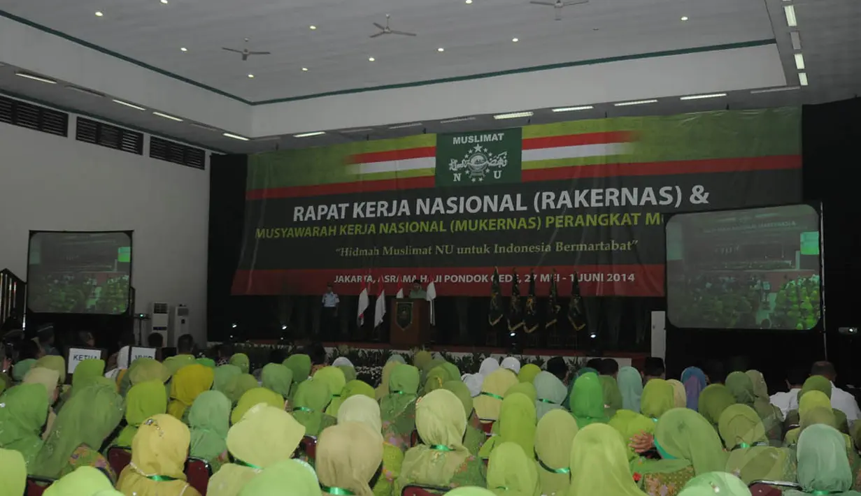Ribuan kader muslimat NU yang hadir pada acara tersebut, tampak seragam memakai baju kurung bercorak hijau di Asrama Haji, Pondok Gede, Jakarta, Rabu (28/5/14). (Liputan6.com/Herman Zakharia)