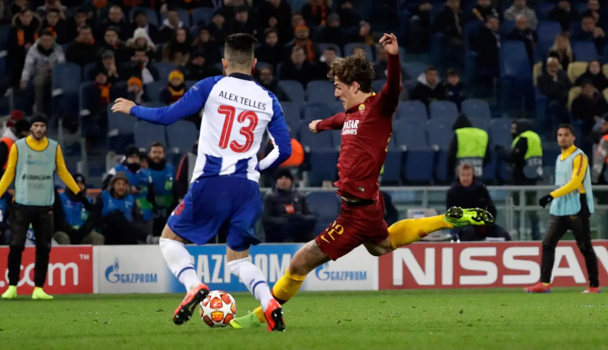 Gelandang AS Roma Nicolo Zaniolo (kanan) menendang bola saat menghadapi FC Porto pada babak 16 besar Liga Champions di Stadion Olimpico, Roma, Italia, Selasa (12/2). Nicolo berhasil mencetak dua gol. (AP Photo/Andrew Medichini)