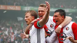 Para pemain Feyenoord merayakan gol  Dirk Kuyt (kiri) saat melawan Heracles Almelo pada laga Eredivisie di  Kuip stadium, Rotterdam, (14/5/2017).  Feyenoord menang 3-1. (EPA/Robin Van Lonkhuijsen)