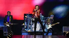 Personel grup band The Rolling Stones Mick Jagger (tengah), Ronnie Wood (kiri), dan Keith Richards (kanan) tampil pada tur Sixty Stones Europe 2022 di Stadion Wanda Metropolitano, Madrid, Spanyol, 1 Juni 2022. (AP Photo/Manu Fernandez)