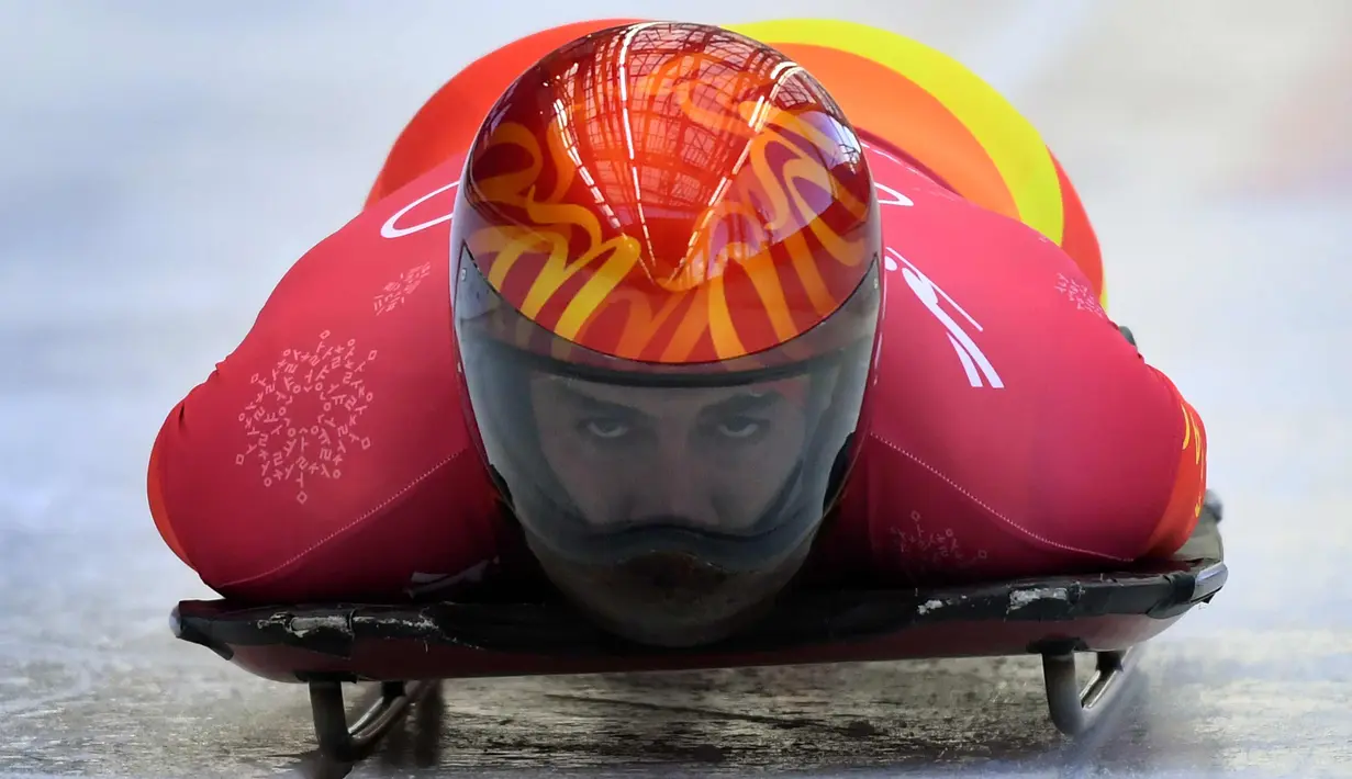 Atlet balap kereta salju, Ander Mirambell dari Spanyol memulai sesi latihan balap kereta salju pada Olimpiade Musim Dingin Pyeongchang 2018 di Olympic Sliding Center di Pyeongchang, Korsel (21/2). (AFP Photo/Mark Ralston)