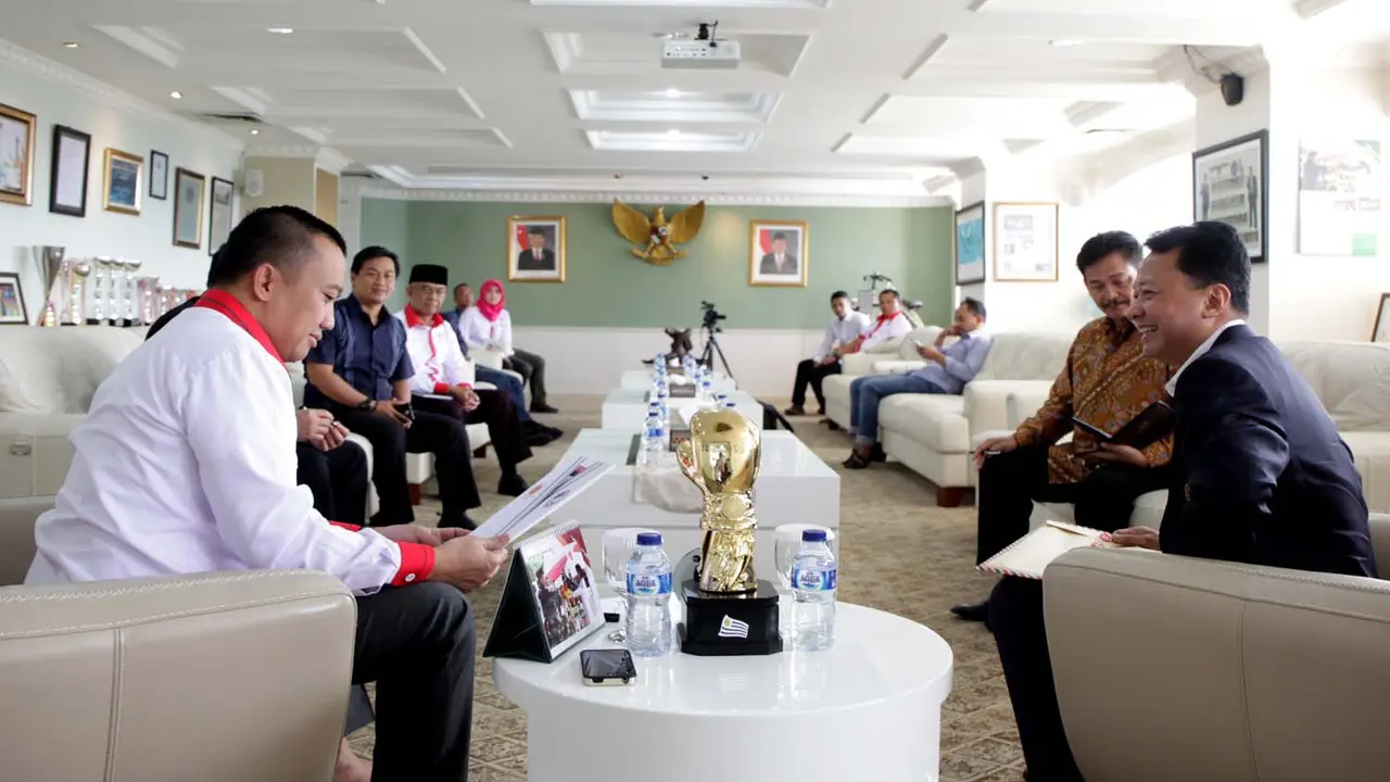 Menpora Imam Nahrawi saat menerima Presiden SKIF Indonesia (Shotokan Karate-Do International Federation Indonesia) Aldrin Tando dan jajarannya di Kantor Kemenpora, Jakarta, Senin (22/8) pagi.