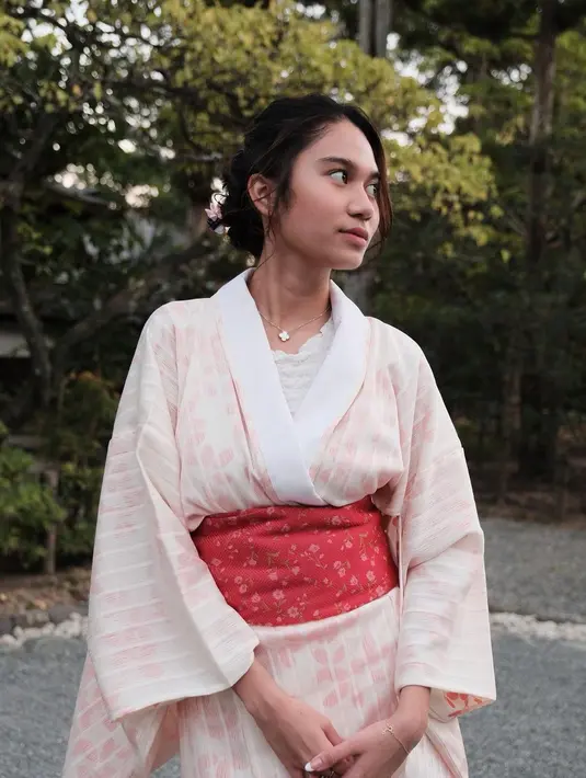 Baru-baru ini, Azizah Salsha mengunggah potret penampilannya dibalut Yukata, sejenis Kimono tapi dengan bahan dan motif kasual. [@azizahsalsha_]