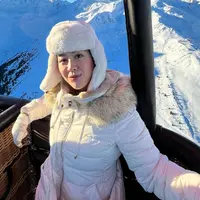 Dari atas balon udara, Sherina menunjukan potretnya dengan background pemandangan gunung bersalju. [Foto: Instagram/sherinamunaf]