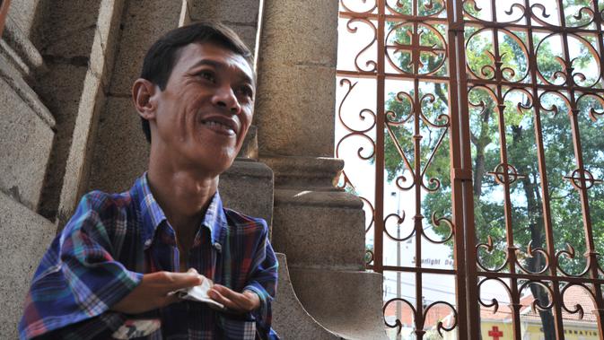Seorang pria dengan deformitas lahir yang mengaku terpapar senyawa Agent Orange saat ia masih berada dalam kandungan ibunya semasa Perang Vietnam (Emilio Labrador / Wikimedia / Creative Commons)