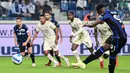 Pemain Atalanta Duvan Zapata menembak penalti untuk mencetak gol ke gawang AC Milan pada pertandingan Liga Italia Serie A di Stadion Gewiss, Bergamo, Italia, 3 Oktober 2021. AC Milan menang 3-2 atas Atalanta. (MIGUEL MEDINA/AFP)
