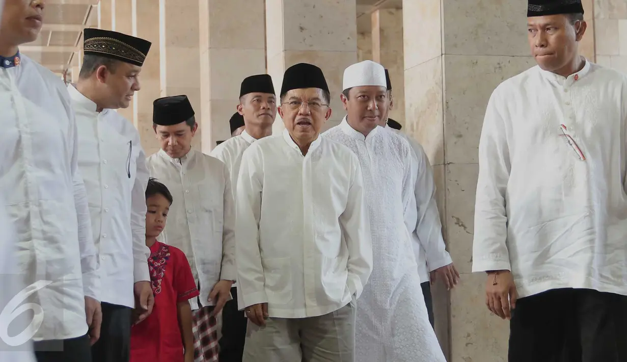 Wapres Jusuf Kalla usai melaksanakan Salat Istisqo di Halaman Masjid Istiqlal, Jakarta, (1/11/2015). Wapres bersama masyarakat dan menteri melakukan shalat untuk meminta hujan agar Indonesia tidak didera musim kemarau. (Liputan6.com/Angga Yuniar) 