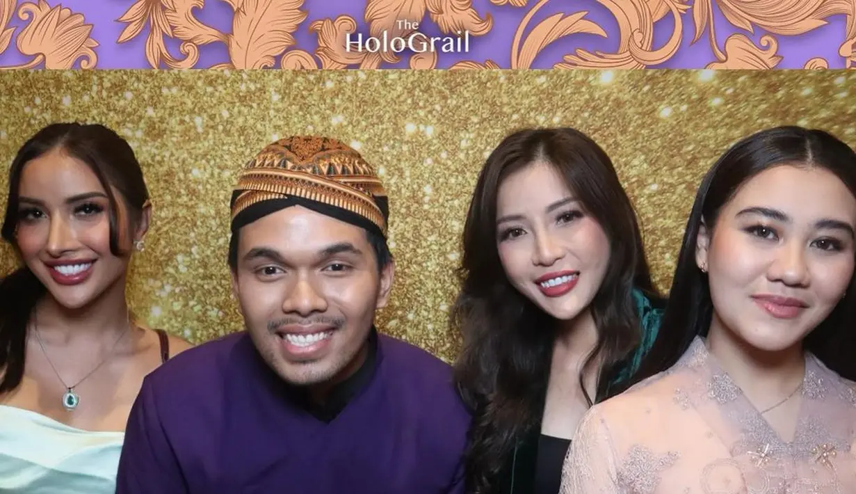 Aaliyah Massaid menghadiri acara Mitoni Aurel Hermansyah dengan tampilan cantik elegan. Ia tampil dengan kebaya bersiluet modern berwarna merah muda, dipadu corset dan kain bernuansa senada. [Foto: Instagram/millencyrus]