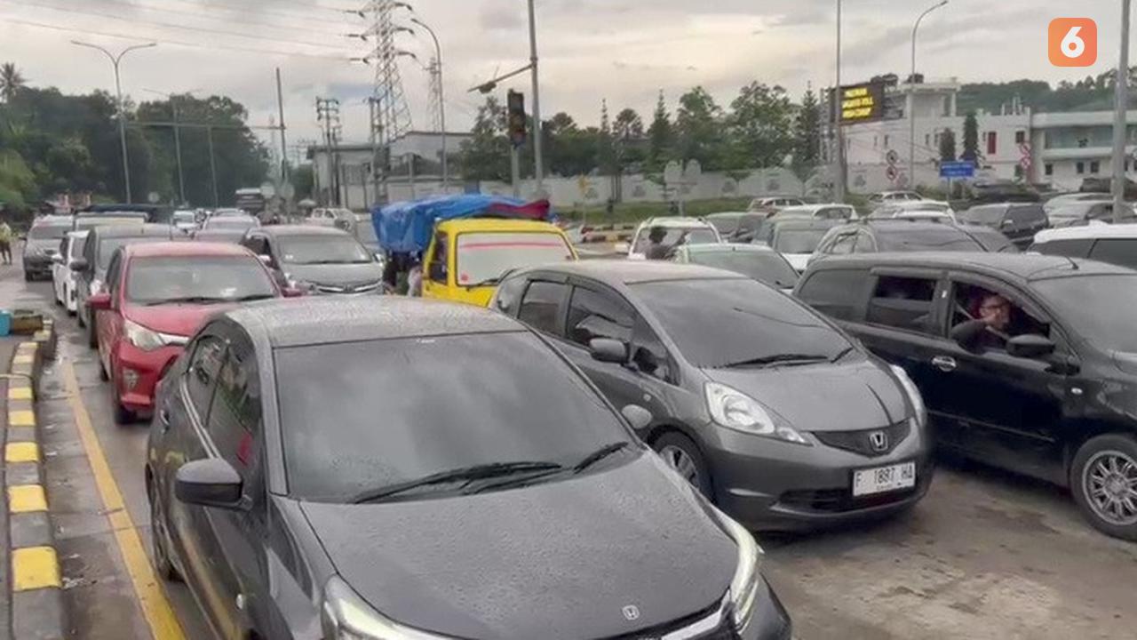 Kepadatan arus lalu lintas di exit tol Bocimi 3 Parungkuda Sukabumi saat mudik lebaran. (Liputan6.com/Fira Syahrin).