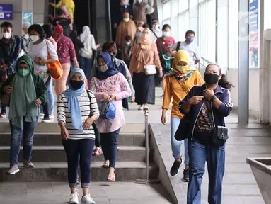 Penumpang berjalan keluar Stasiun Tanah Abang, Jakarta, Selasa (16/11/2021). Pemerintah telah memperpanjang kebijakan Pemberlakuan Pembatasan Kegiatan Masyarakat (PPKM) Jawa-Bali mulai 16-29 November 2021. (Liputan6.com/Angga Yuniar)