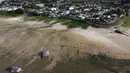 Rumah perahu berada di tengah lahan yang terkena dampak kekeringan dekat Sungai Solimões, Tefe, Amazonas, Brasil, Rabu (19/10/2022). Fenomena ini menjadi salah satu pasang surut terbesar yang tercatat di wilayah tersebut. (AP Photo/Edmar Barros)