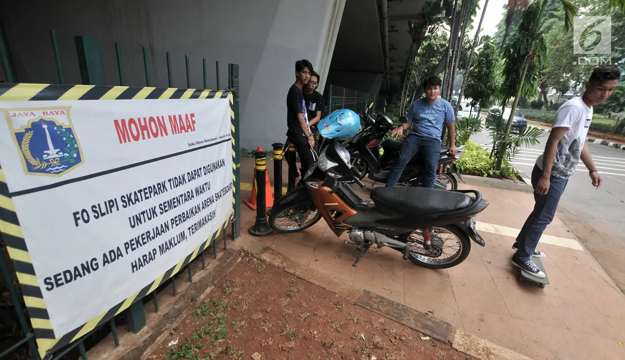 Sejumlah anak bermain skateboard di depan Skatepark Slipi yang sedang ditutup, Jakarta, Minggu (16/6/2019). Skatepark tersebut selesai dibangun pada Januari 2019 dengan anggaran Rp 800 juta dan telah mengalami perbaikan selama dua kali. (merdeka.com/Iqbal S. Nugroho)