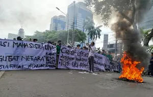 Massa aksi dari sejumlah elemen mahasiswa yang tergabung dalam tergabung dalam Badan Eksekutif Mahasiswa Seluruh Indonesia (BEM SI) mulai berdatangan. Mereka hadir di Patung Kuda Arjuna Wiwaha, Jakarta Pusat pada hari ini, Kamis (20/2/2025). (Liputan6.com/Ady Anugrahadi).