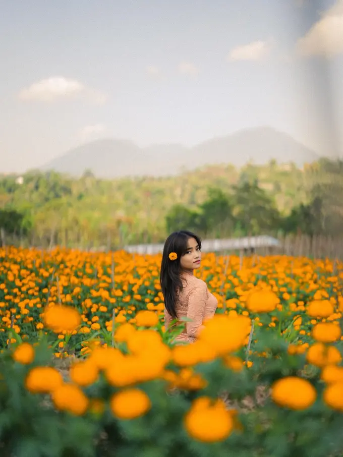 Tampil Menawan, Ini 7 Pemotretan Fuji Pakai Kebaya di Kebun Bunga