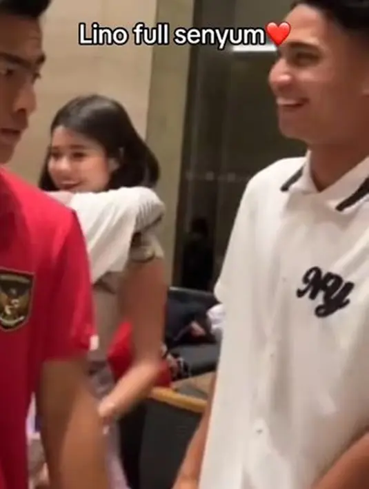 Momen Marselino bertemu Maria usai laga timnas vs Turkmenistan berhasil bikin publik terkesima. Keduanya bak pasangan karena memakai baju warna senada, putih. Sepanjang pertemuan, Marselino tampak tersenyum bahagia. (Liputan6.com/TikTok/stay112_)