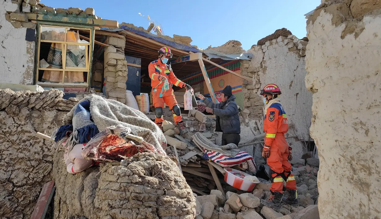Jumlah korban jiwa akibat gempa bumi ini mencapai 126 orang, sementara ratusan lainnya mengalami luka-luka. (AFP/China OUT)