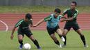 Pemain Timnas Indonesia U-22, Wahyudi Hamisi, berebut bola dengan Gian Zola saat internal games di Stadion Madya, Jakarta, Sabtu (19/1). Latihan ini merupakan persiapan jelang Piala AFF U-22. (Bola.com/Yoppy Renato)