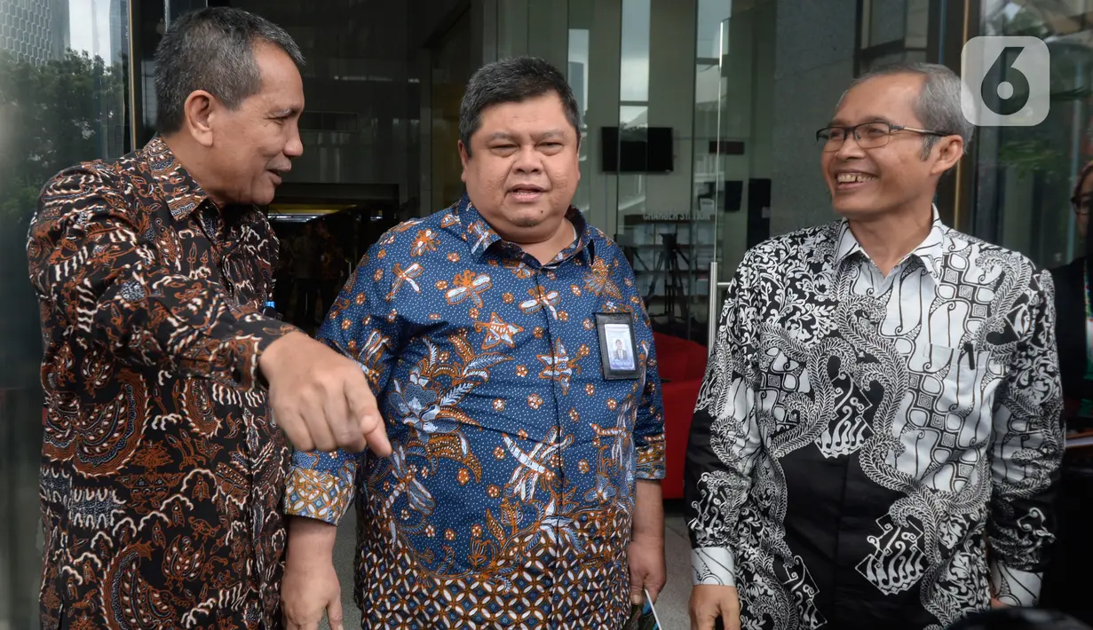 Deputi Pencegahan KPK Pahala Nainggolan (kiri) berbincang dengan Kepala BPKP Muhammad Yusuf Ateh (tengah) dan Wakil Ketua KPK Alexander Marwata usai melakukan pertemuan di Gedung KPK, Jakarta, Kamis (20/02/2020). Pertemuan membahas kerjasama antar lembaga KPK dan BPKP. (merdeka.com/Dwi Narwoko)