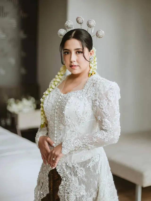 8 Potret Detail Penampilan Nessie Judge saat Akad dan Resepsi, Memesona