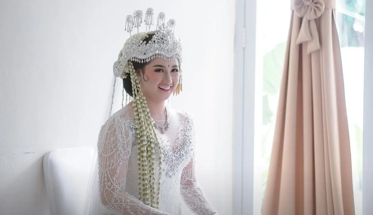 <p>Adisty Juniar terlihat cantik dengan balutan baju adat sunda. Akad nikah yang digelar secara khidmat itu dihadiri oleh keluarga, orang terdekat, dan teman-teman keduanya. (FOTO: instagram.com/reddot.livestream/)</p>