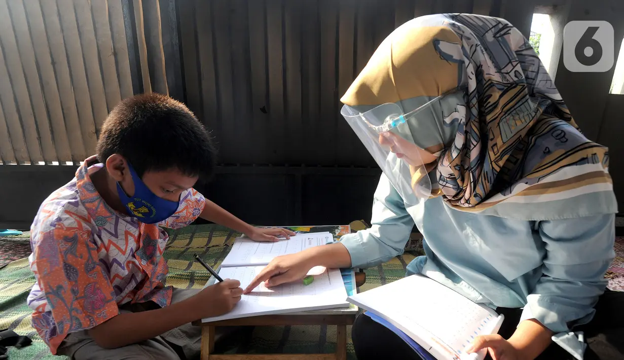 Murid kelas IV SD Muhammadiyah 37 belajar di teras rumah seorang guru di kawasan Pondok Cabe Udik, Tangerang Selatan, Banten, Senin (10/8/2020). Kegiatan belajar mengajar (KBM) tatap muka ini dilakukan karena murid kesulitan menguasai materi pelajaran saat belajar online. (merdeka.com/Arie Basuki)
