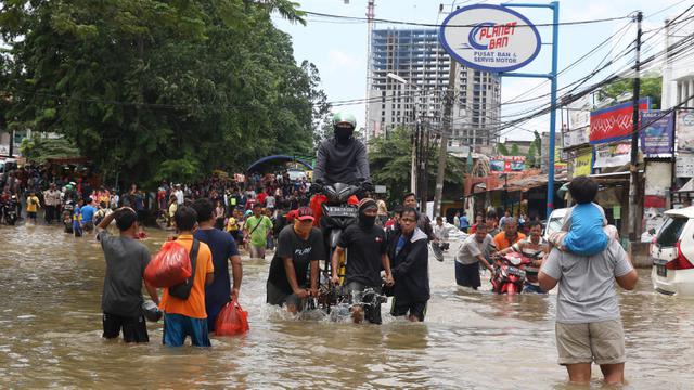 Ciledug Masih Banjir, Jasa Ojek Gerobak Jadi Alternatif