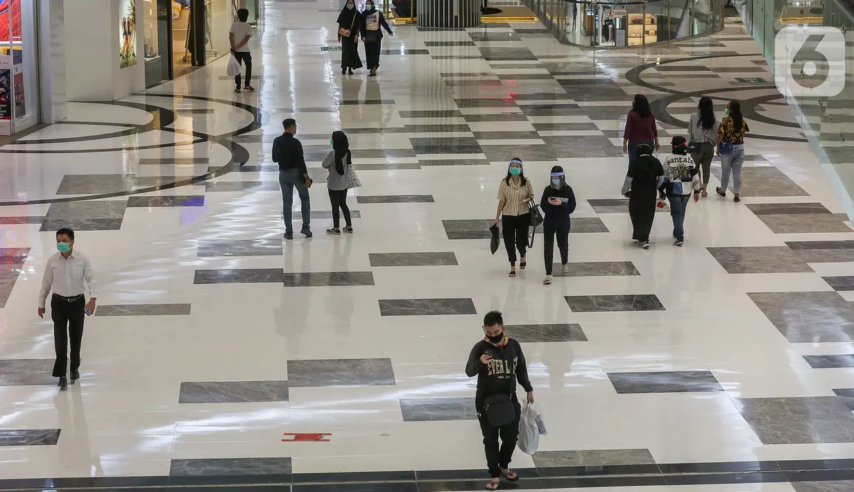 Pengunjung berjalan saat mulai beroperasi mall pasca PSBB di Lippo Mall Puri, Jakarta, Senin (15/6/2020). Untuk mendukung penerapan New Normal Lippo Malls melakukan pembatasan 50% kapasitas pengunjung guna mencegah penyebaran Covid-19. (Liputan6.com/Fery Pradolo)