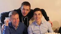 Bos Movistar Yamaha Lin Jarvis (kiri) dan Valentino Rossi berfoto bersama dalam pesta perayaan ulang tahun Maverick Vinales (kanan) pada Kamis (12/1/2017). (Bola.com/Twitter/maverickmack25)
