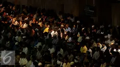 Ribuan Jemaah saat melaksanakan ibadah Salat Jumat di Masjid Istiqlal, Jakarta, Jumat (10/6). Umat muslim memadati masjid Istiqlal menunaikan salat Jumat pertama di bulan Ramadan 1437 H. (Liputan6.com/Gempur M Surya)