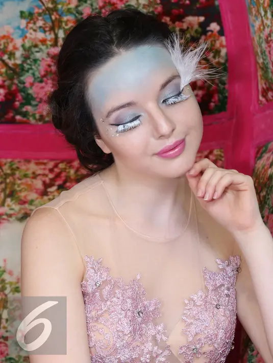 Model berpose mengunakan Makeup seperti peri untuk pesta Halloween saat sesi poto di Jakarta, (31/10/2015). Perayaan Helloween tak melulu harus menyeramkan, Anda tetap dapat terlihat cantik seperti model tersebut. (Liputan6.com/Yudha Gunawan)