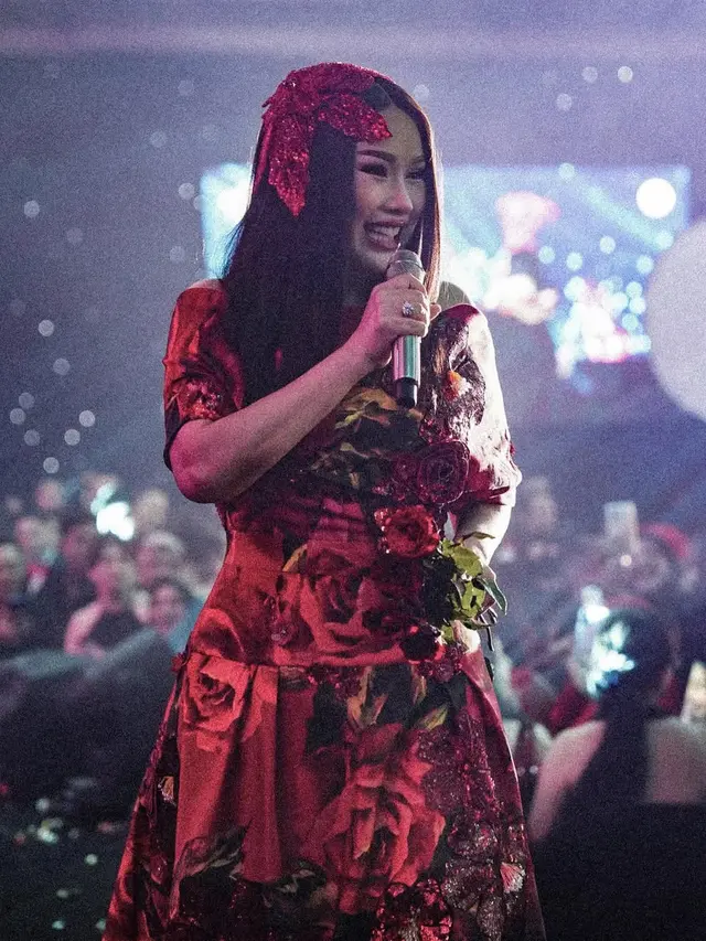 Gaya Nyentrik Titi DJ di Atas Panggung (Foto: Instagram @titidj dan @teamtitidj)