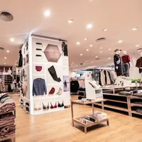 UNIQLO Indonesia menghadirkan proses dan pembuatan pakaian berkualitas dalam instalasi seni dan teknologi (UNIQLO)