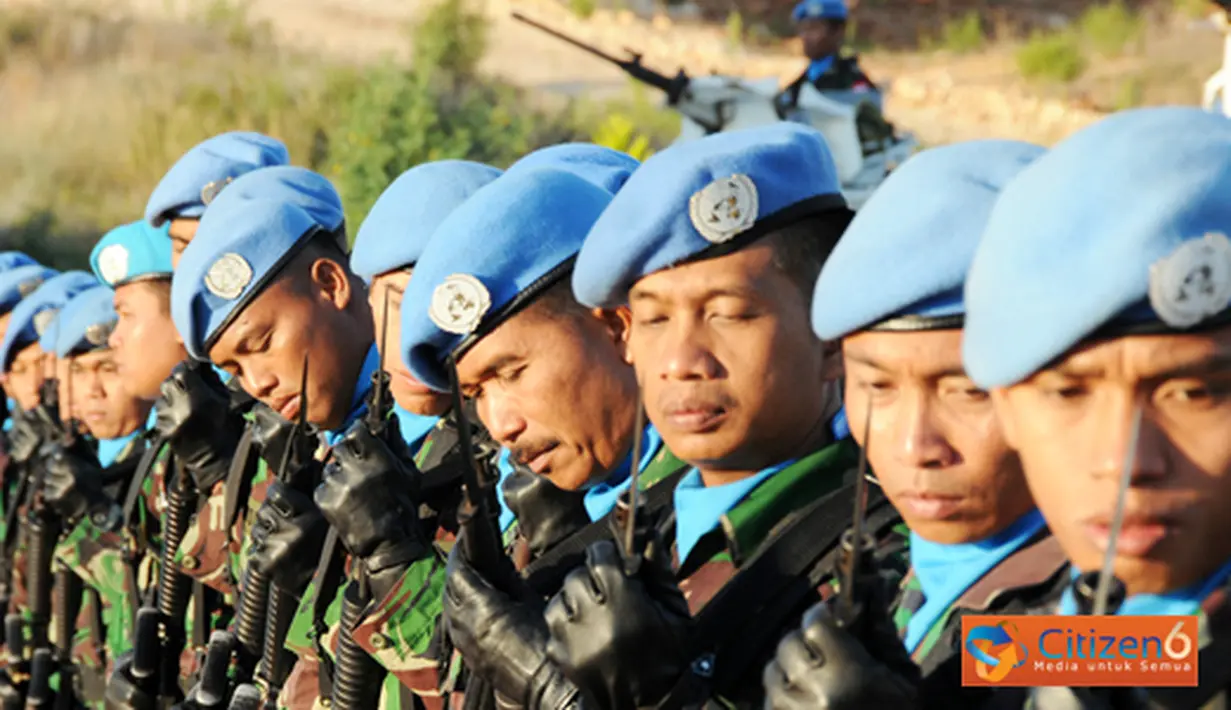 Para prajurit Konga, khususnya yang bertugas di markas besar UNIFIL Kampung Naqoura, Lebanon Selatan, menerima perintah harian dalam upacara militer Peringatan ke-66 Hari Ulang Tahun TNI, Rabu (5/10).