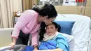Penyanyi dan juga anggota DPR Krisdayanti mengabarkan kondisi mamanya yang beberapa hari dirawat di rumah sakit. Penyanyi biasa disapa KD itu mengabarkan kondisi mamanya semakin membaik. [Instagram/krisdayantilemos]