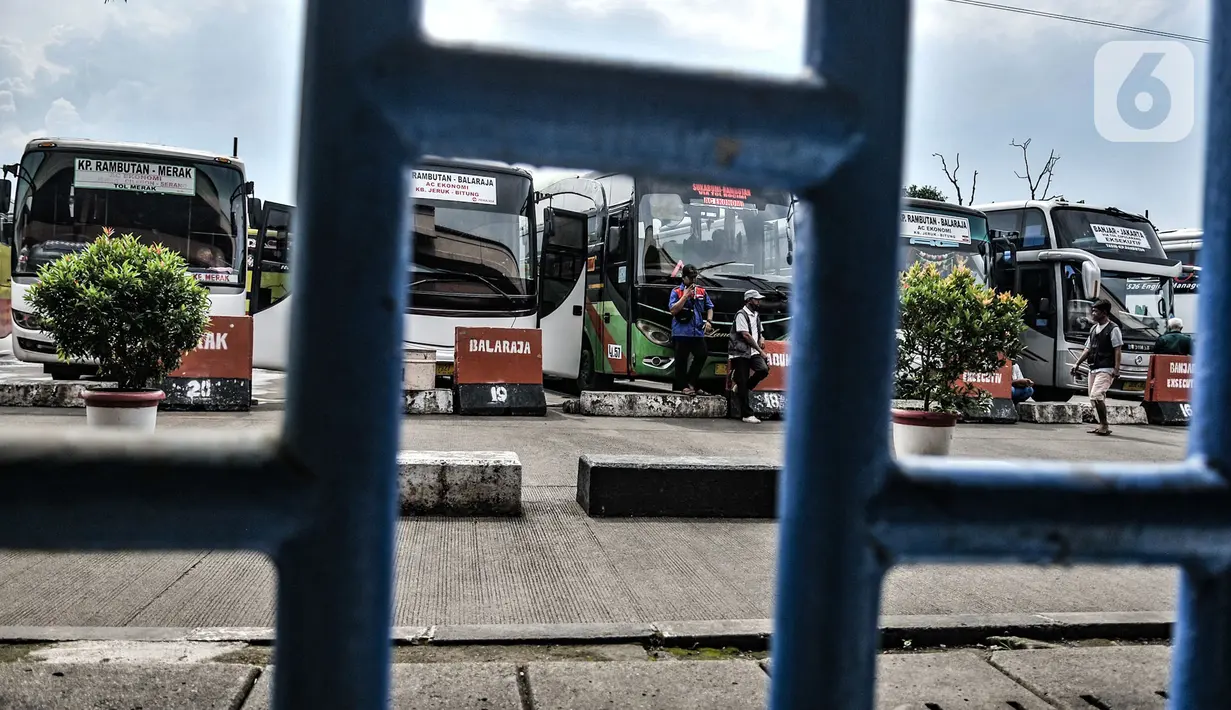 Sejumlah bus terparkir saat menunggu keberangkatan di Terminal Kampung Rambutan, Jakarta, Kamis (12/11/2020). Rencananya, Terminal Kampung Rambutan akan direvitalisasi dengan konsep terintegrasi stasiun LRT dan ditargetkan rampung pada 2021. (merdeka.com/Iqbal Septian Nugroho)